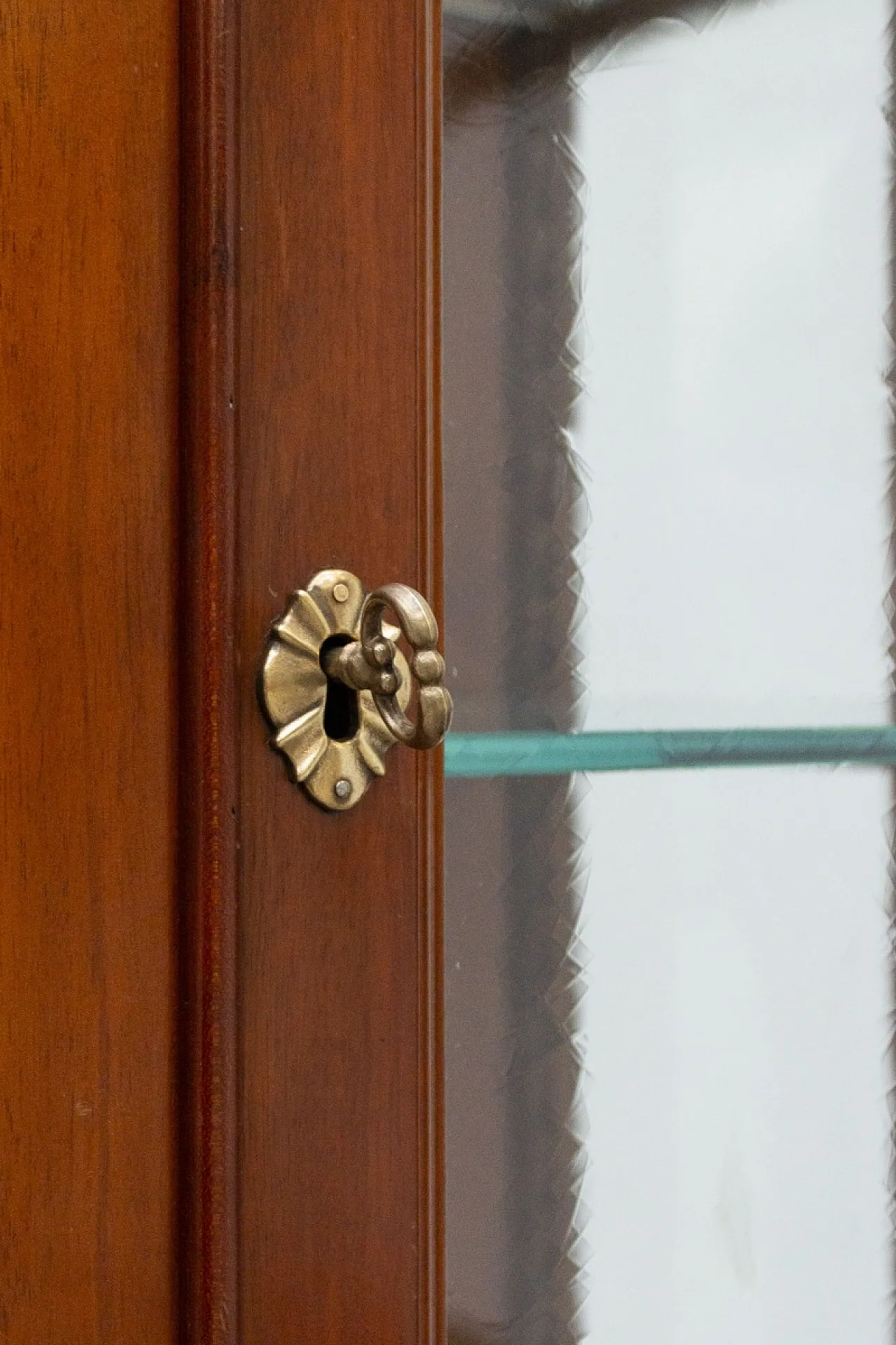 Walnut wood display case, 2000s 10
