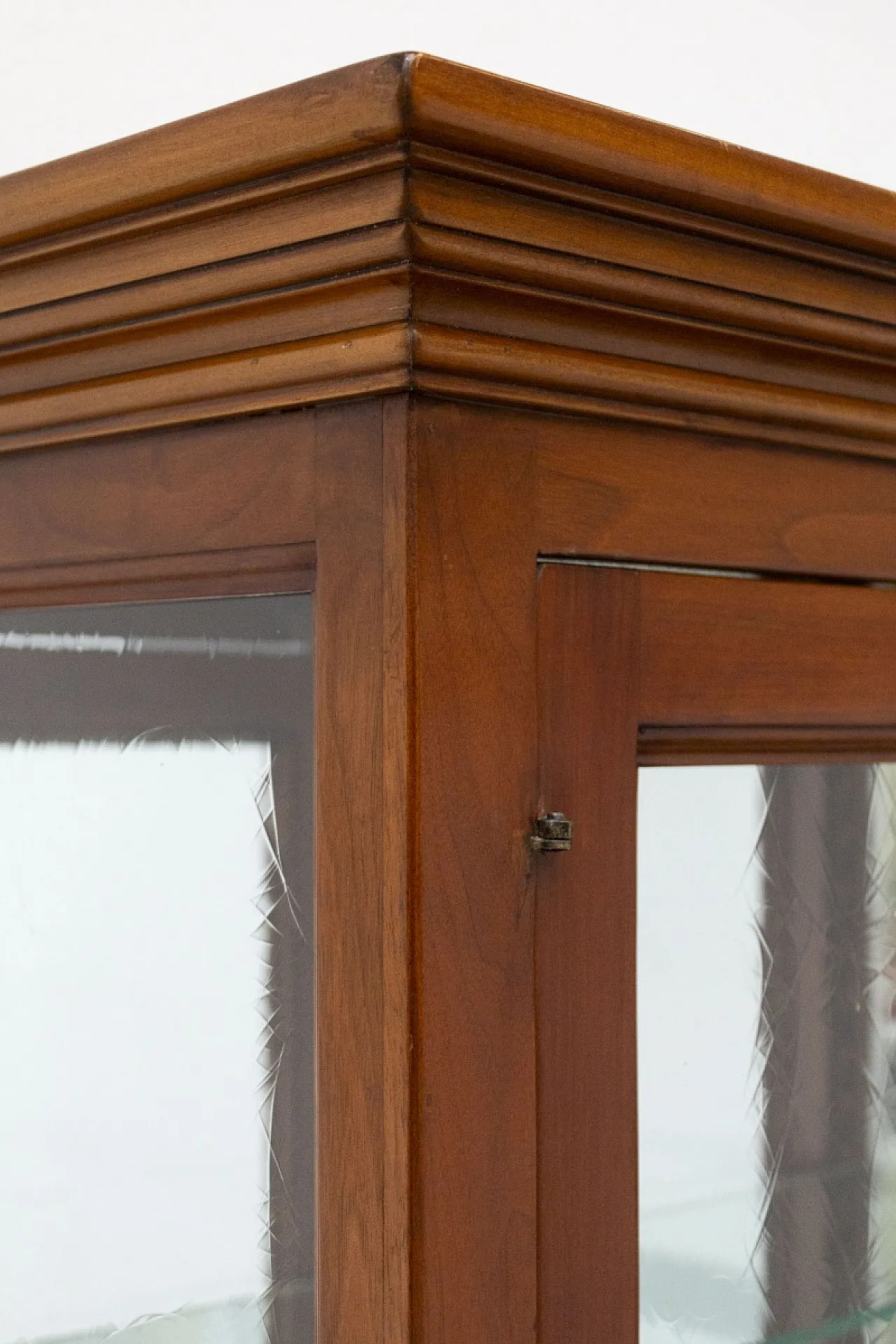 Walnut wood display case, 2000s 13