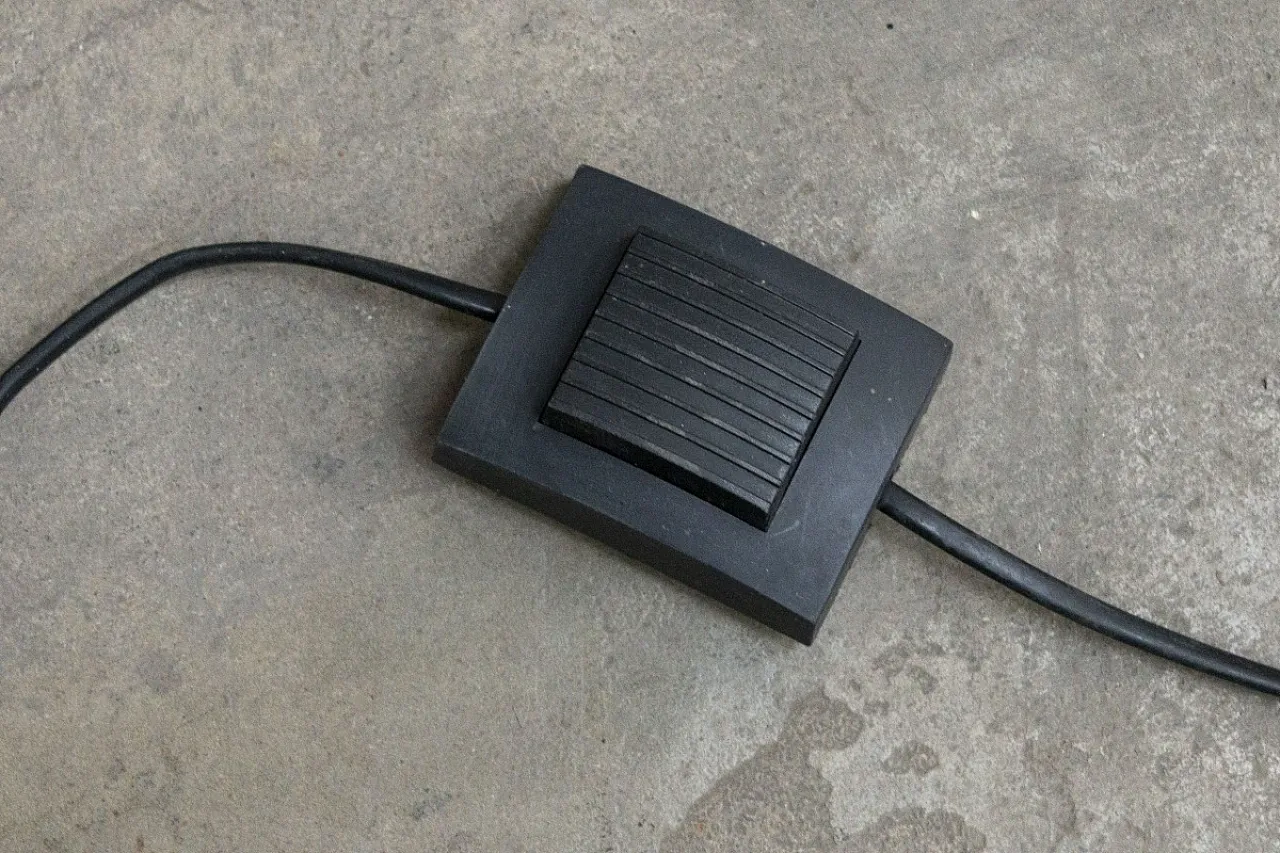 Walnut wood display case, 2000s 16