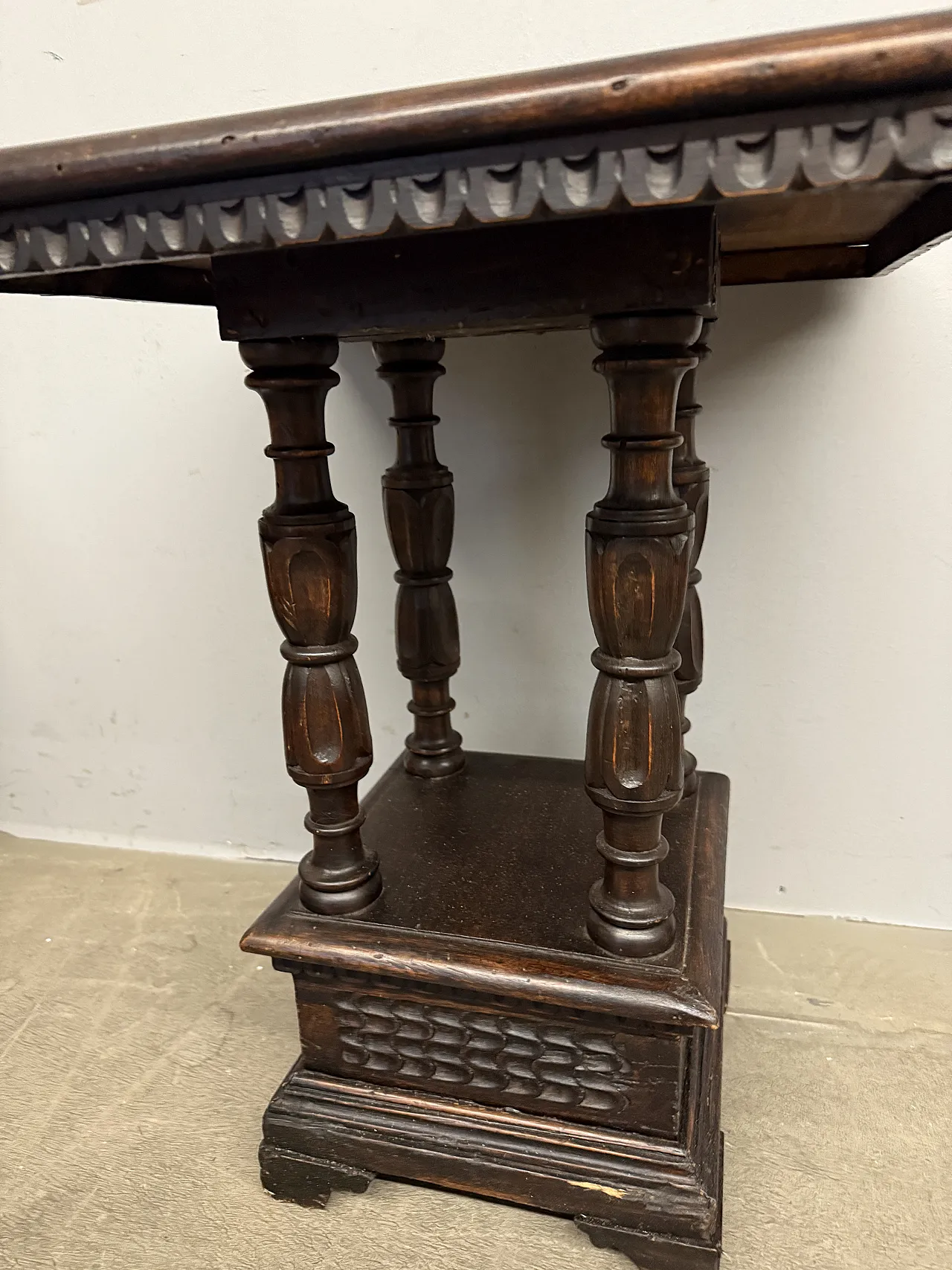 Walnut coffee table, early 20th century 1