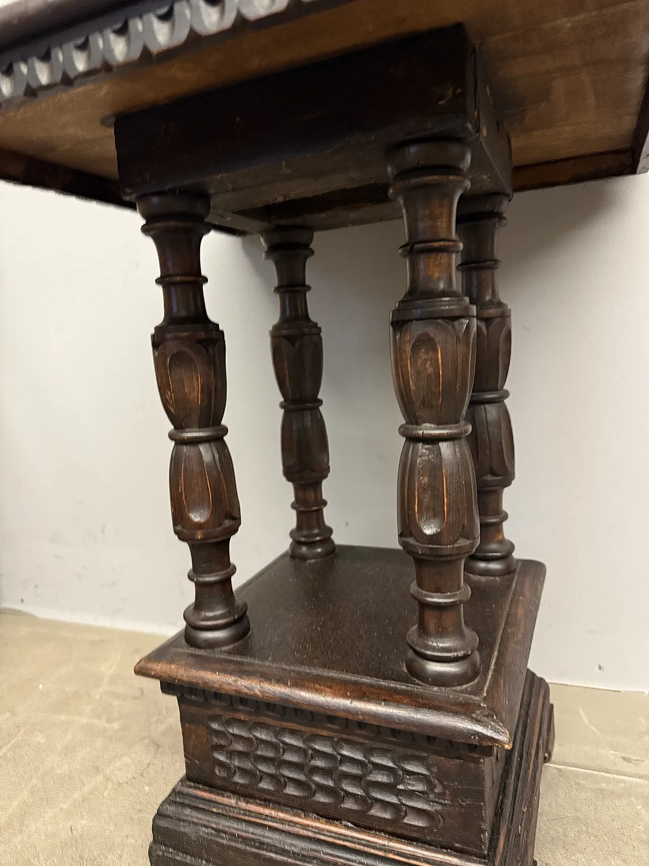 Walnut coffee table, early 20th century 2