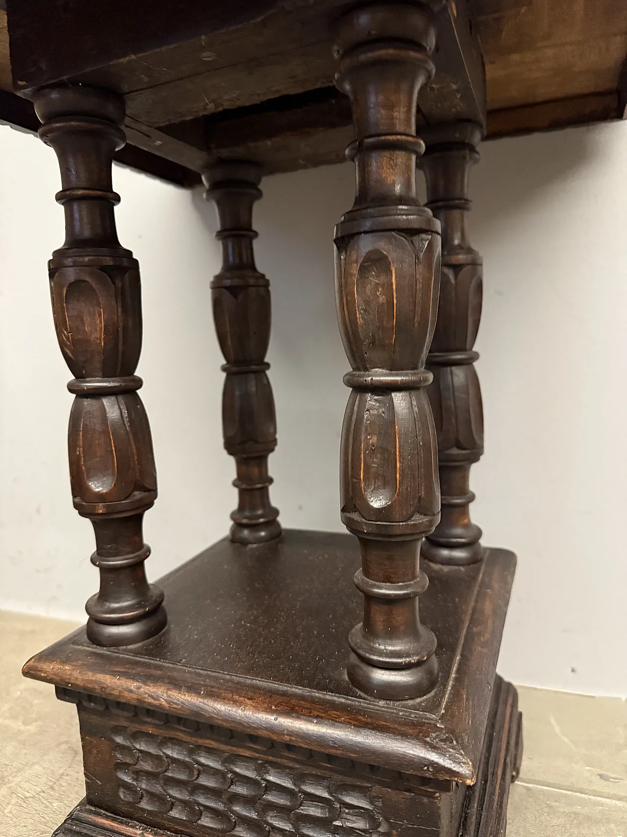Walnut coffee table, early 20th century 3