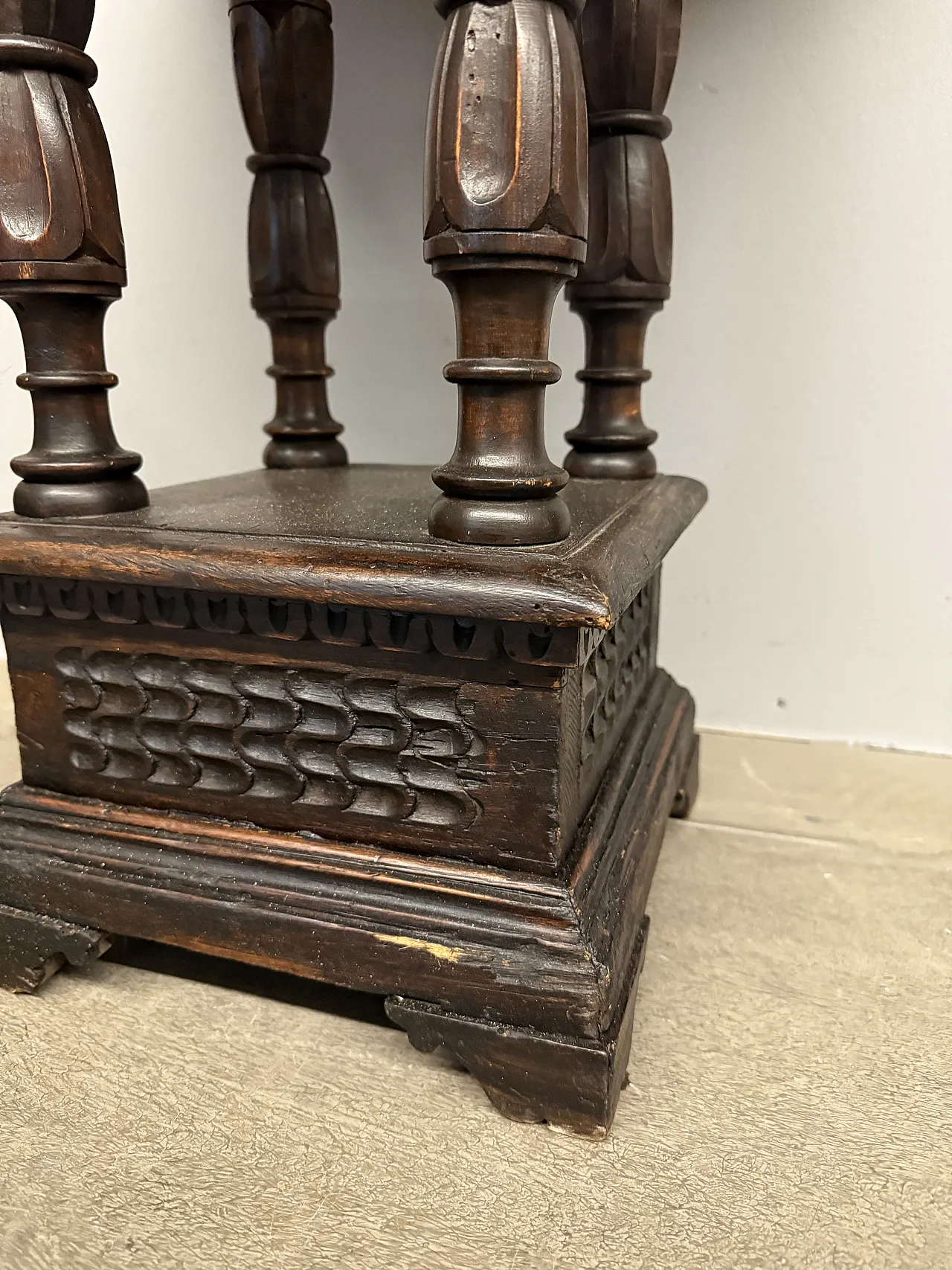 Walnut coffee table, early 20th century 4
