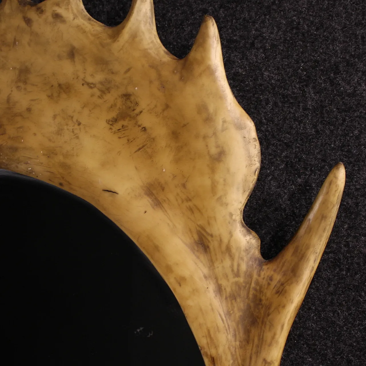 Specchiera ovale francese con corna in resina, anni '80 3