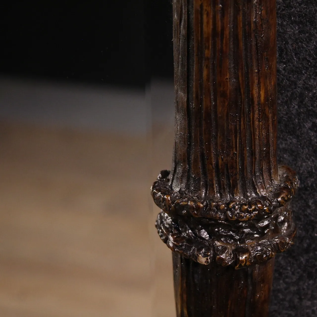 Specchiera ovale francese con corna in resina, anni '80 6