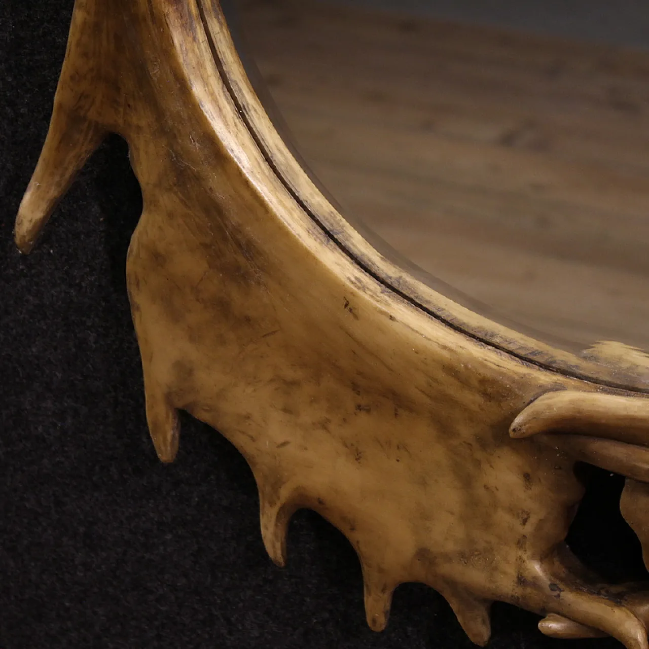 Specchiera ovale francese con corna in resina, anni '80 12