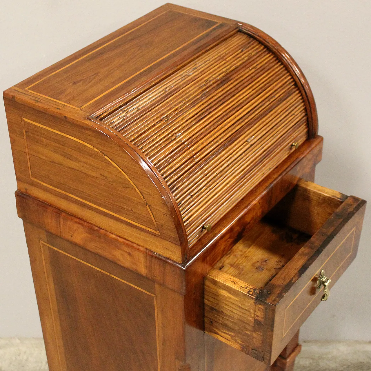 Direttorio bedside table in 18th century Italian inlaid walnut 10