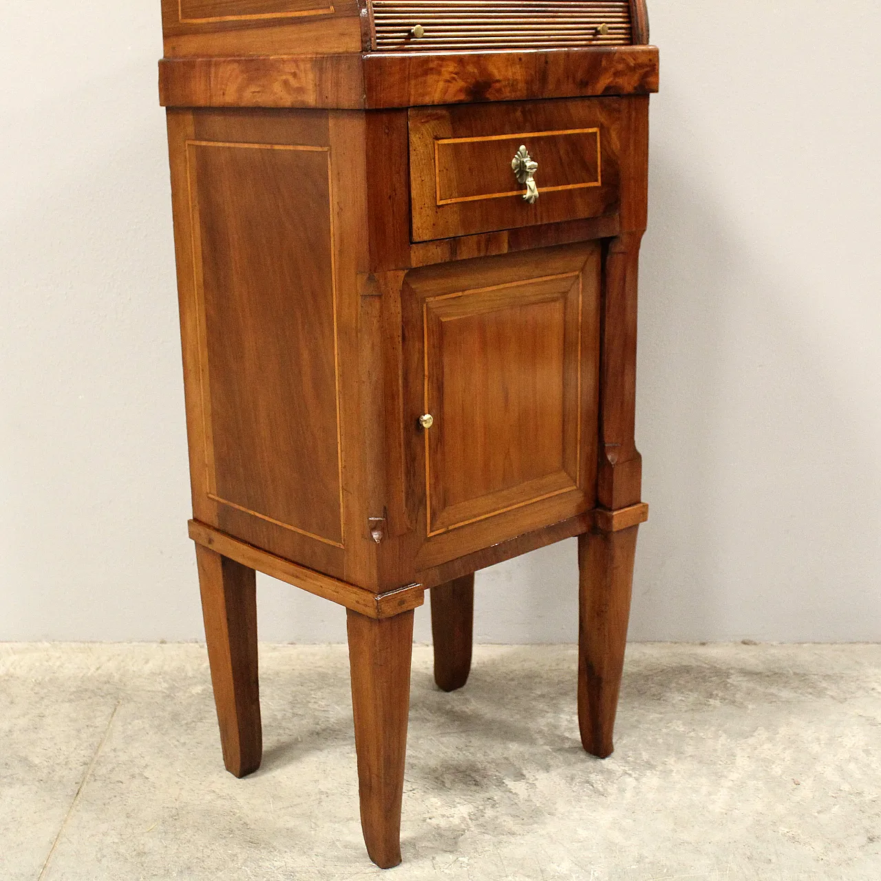 Direttorio bedside table in 18th century Italian inlaid walnut 11