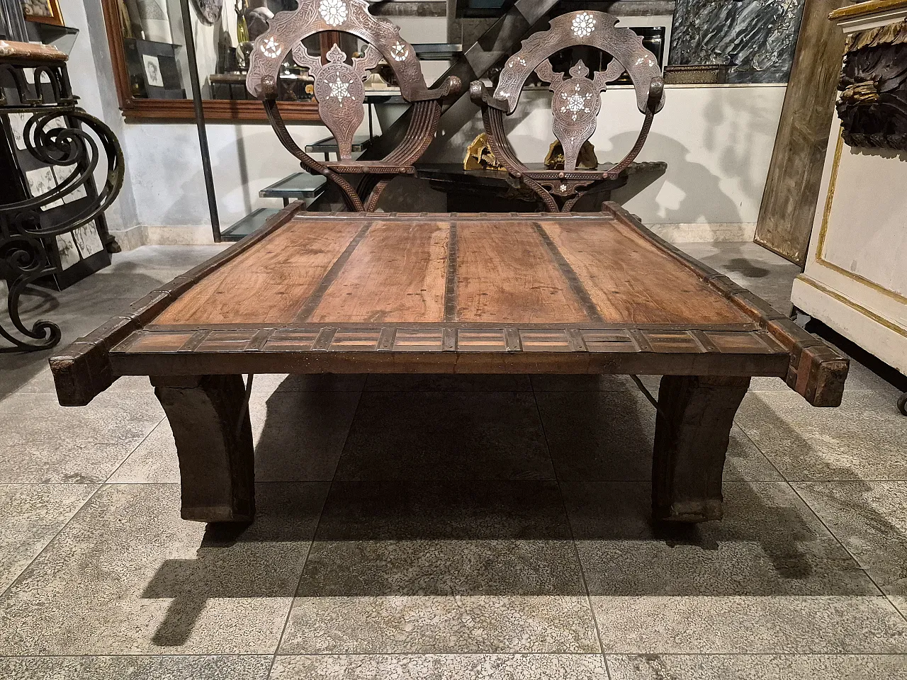 Tavolino da salotto in legno e ferro, India, di inizio '900 3