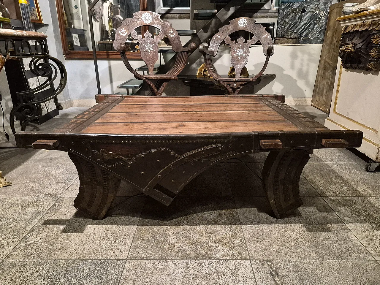 Tavolino da salotto in legno e ferro, India, di inizio '900 4