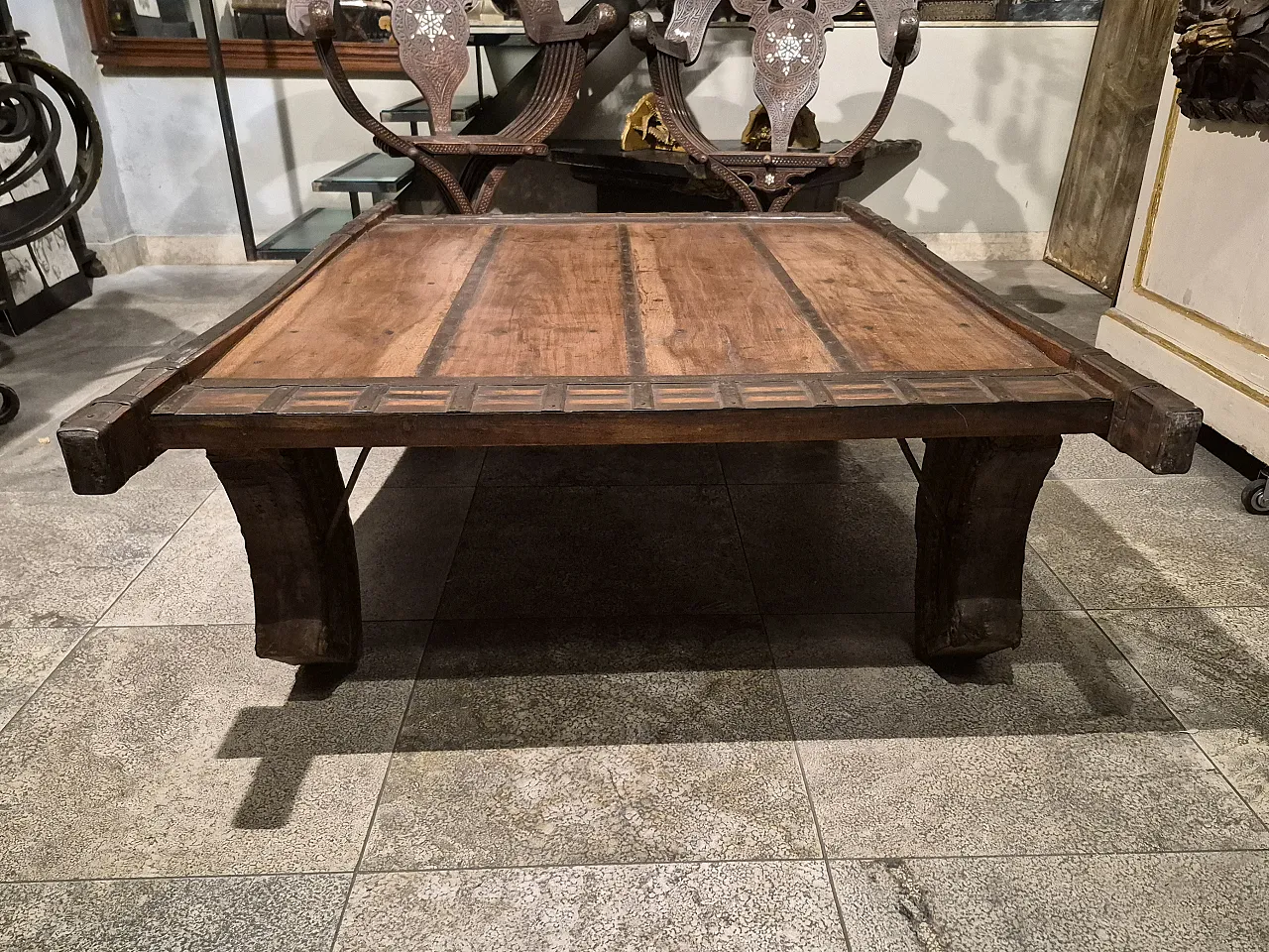 Tavolino da salotto in legno e ferro, India, di inizio '900 5