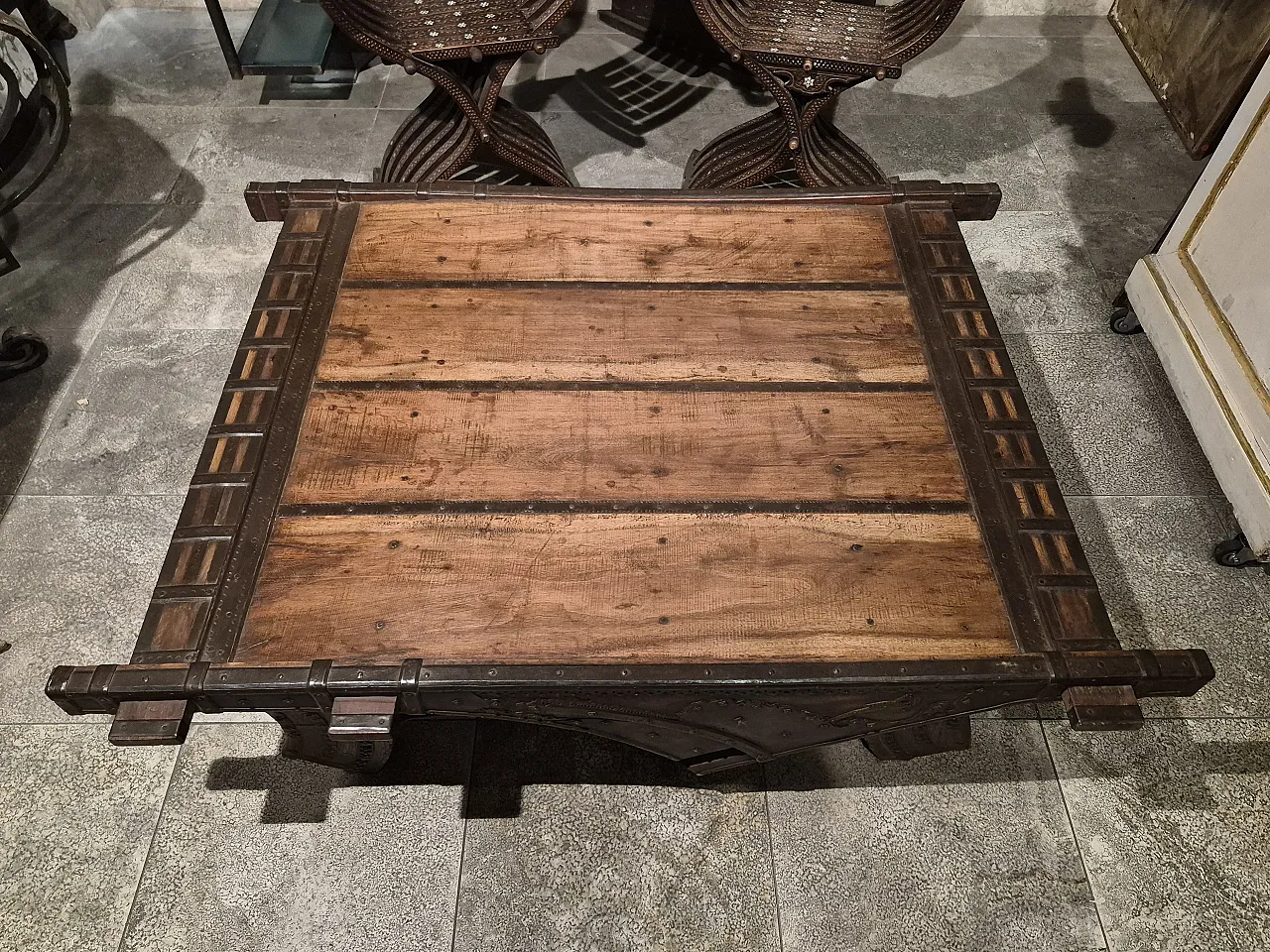 Tavolino da salotto in legno e ferro, India, di inizio '900 6