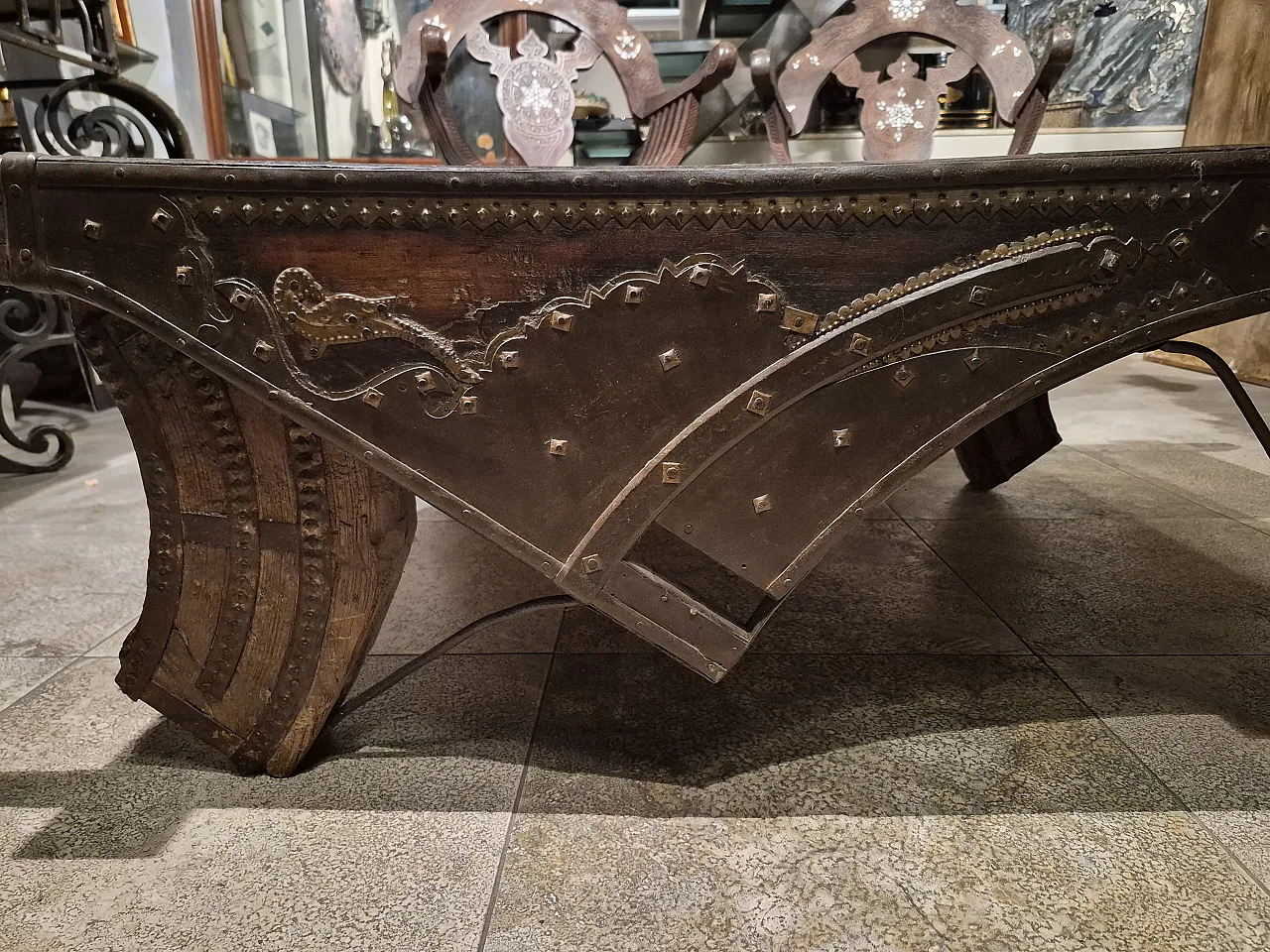 Tavolino da salotto in legno e ferro, India, di inizio '900 8