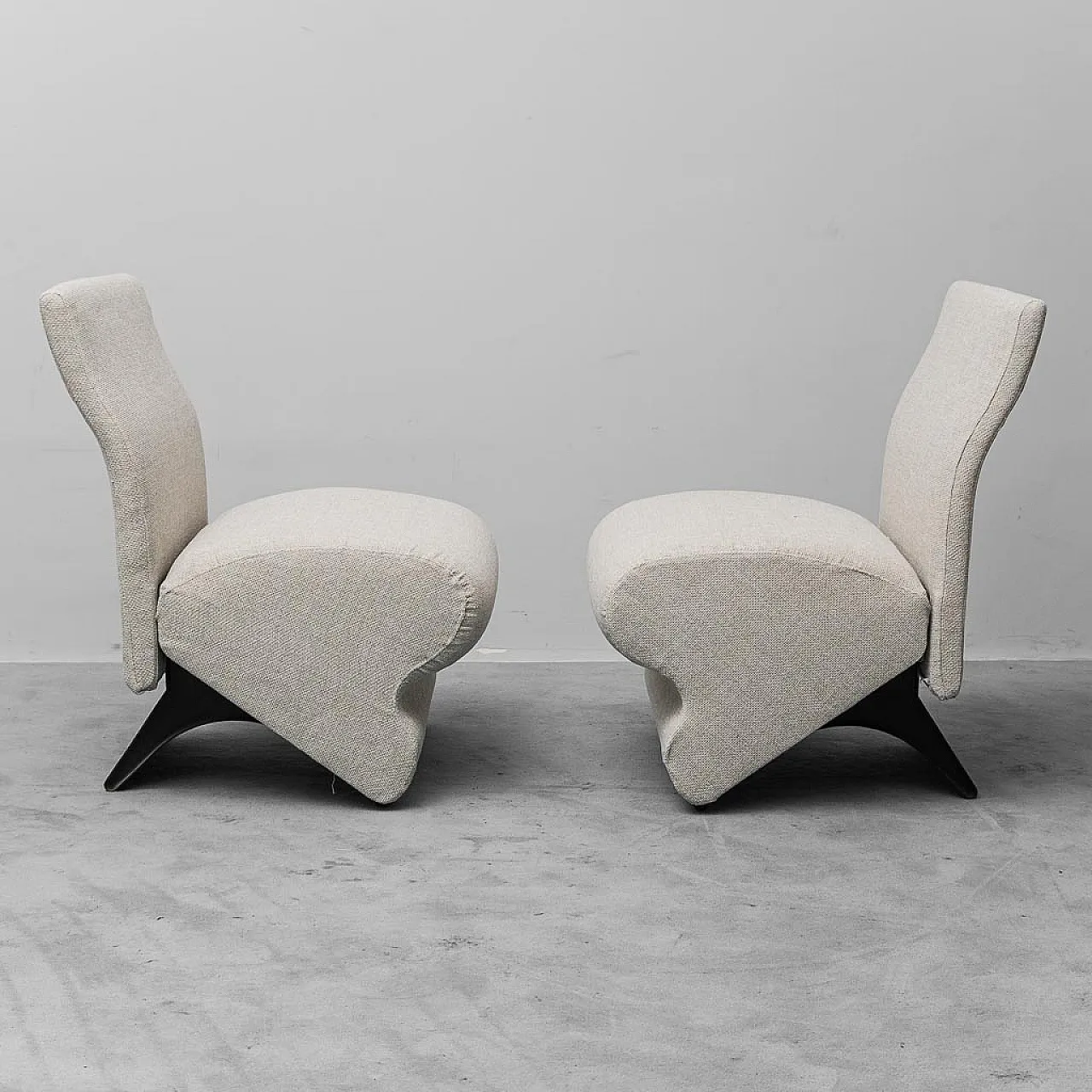 Pair of armchairs in light fabric, 1970s 7
