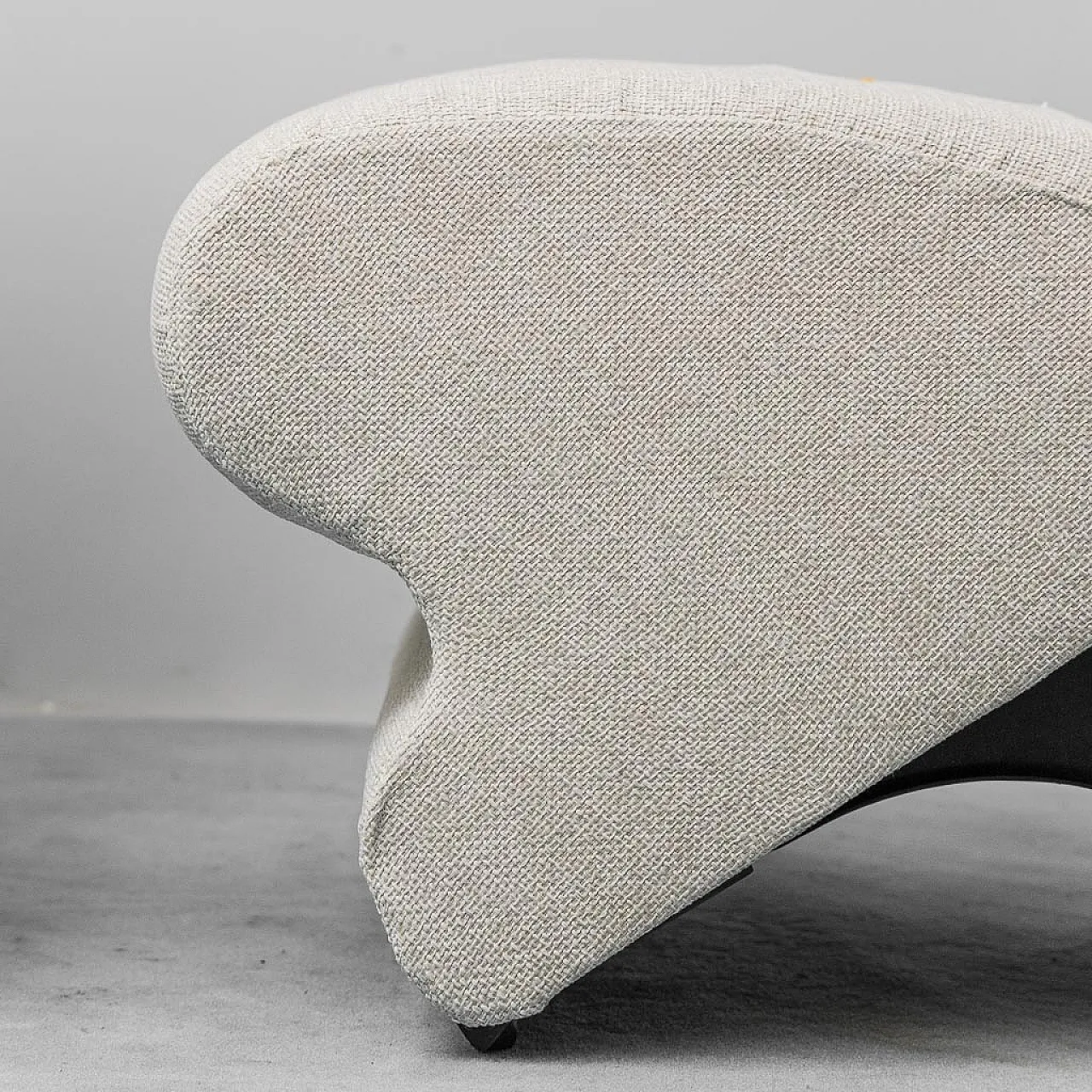 Pair of armchairs in light fabric, 1970s 9