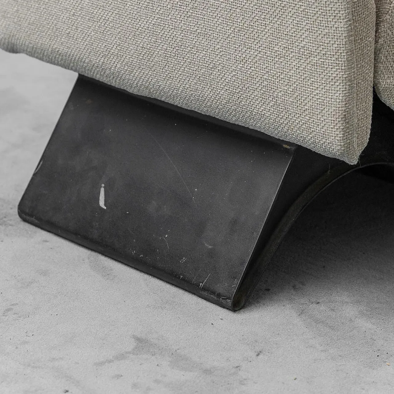 Pair of armchairs in light fabric, 1970s 12