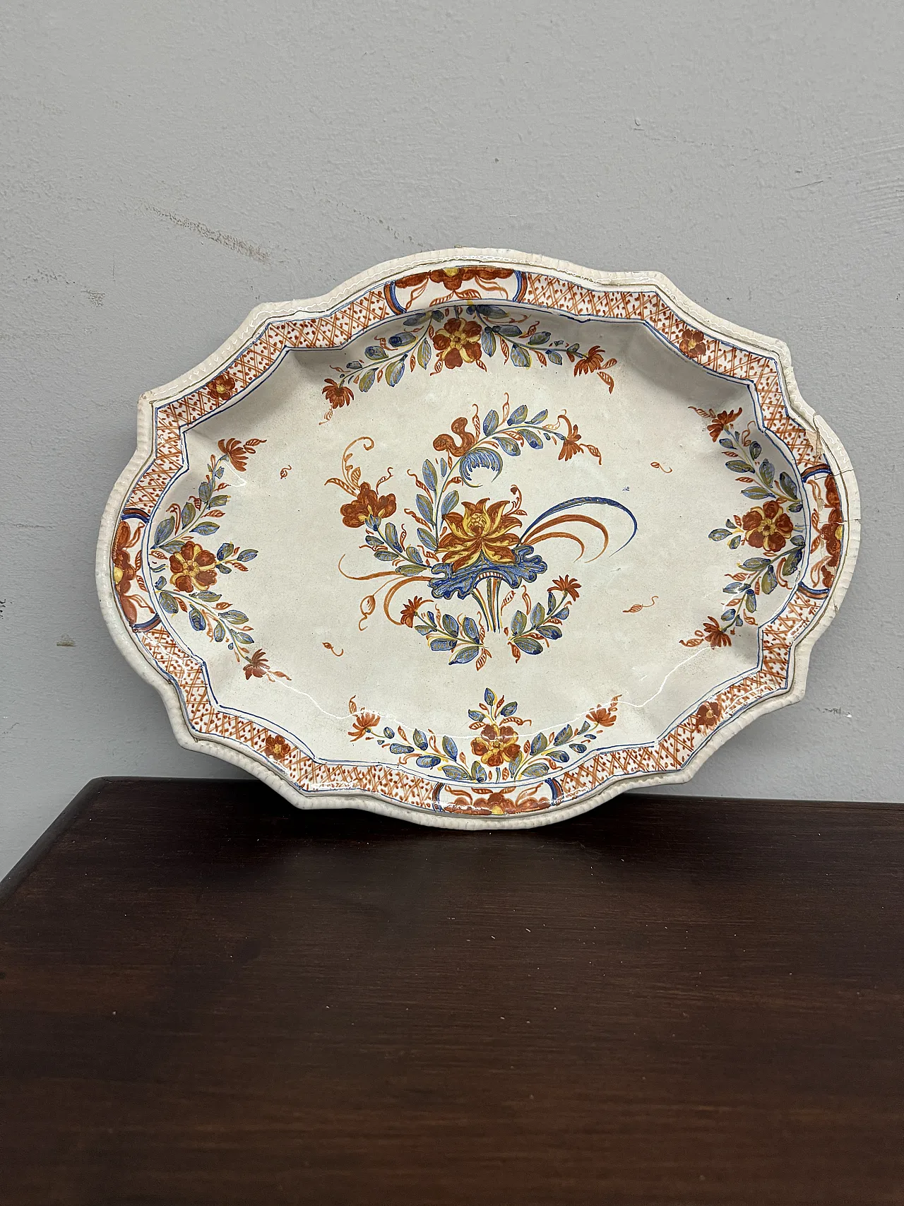 Tray plate, Ferniani manufacture, Faenza, 18th century 1