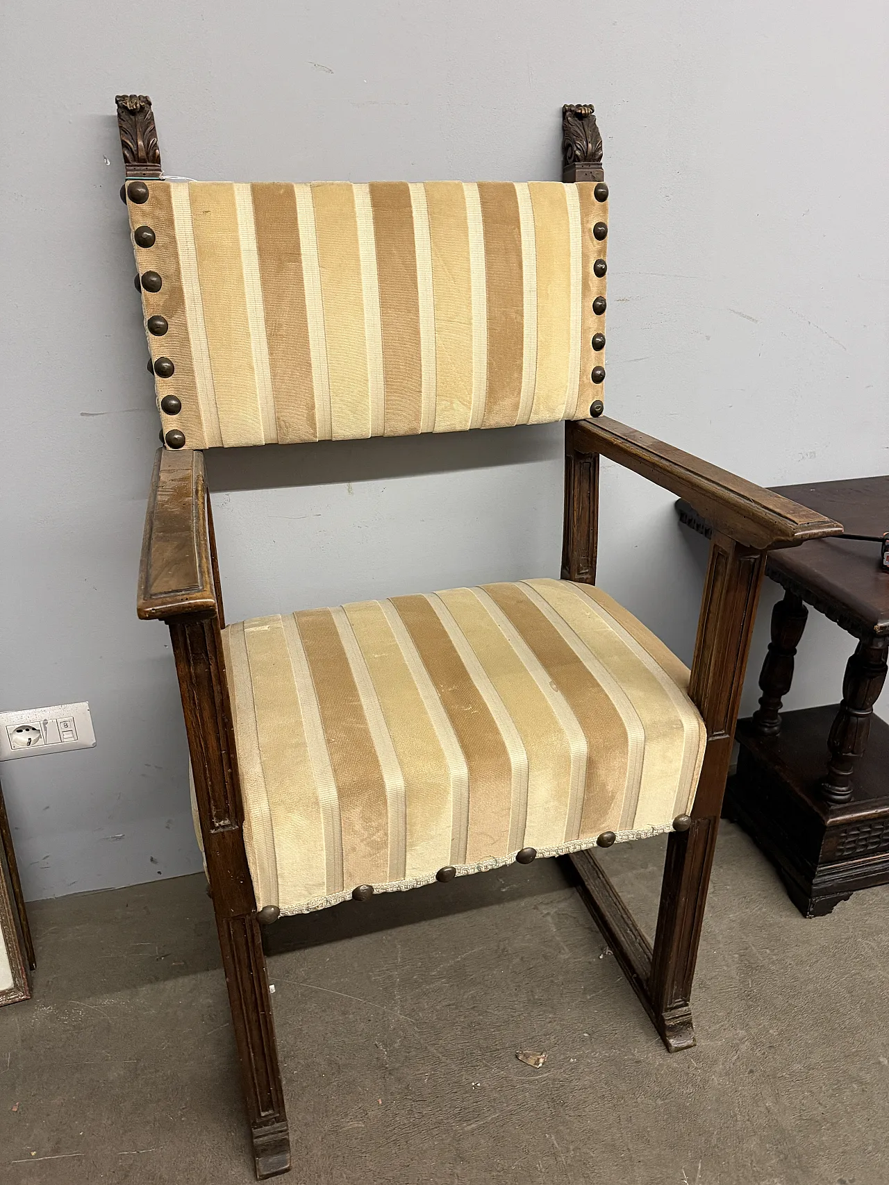 Walnut armchair,  17th century 2