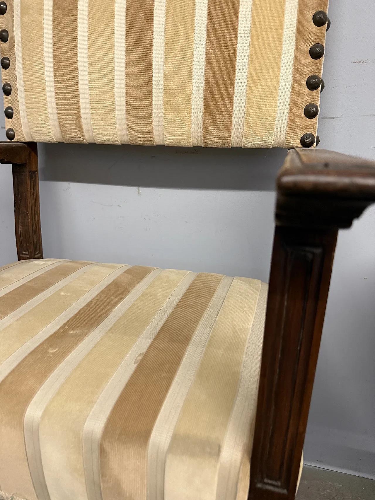 Walnut armchair,  17th century 5