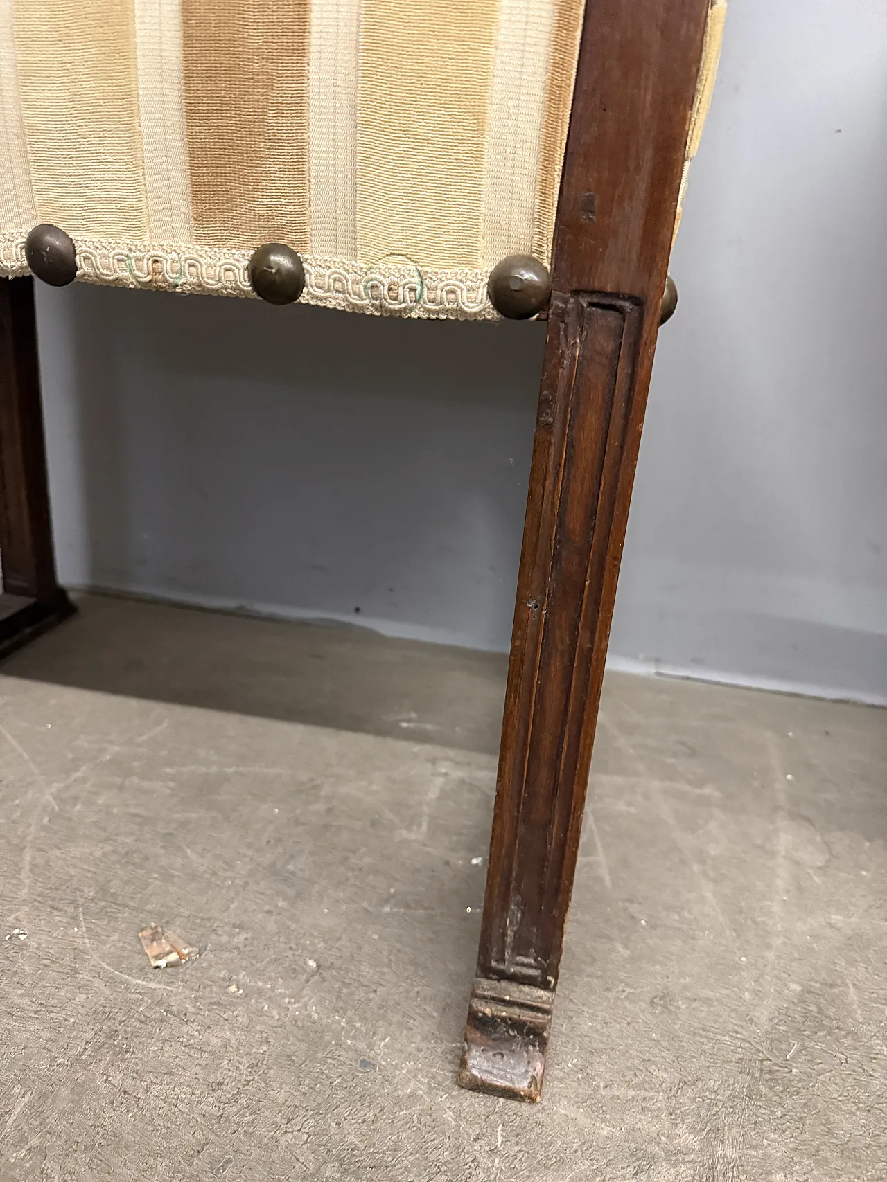 Walnut armchair,  17th century 6