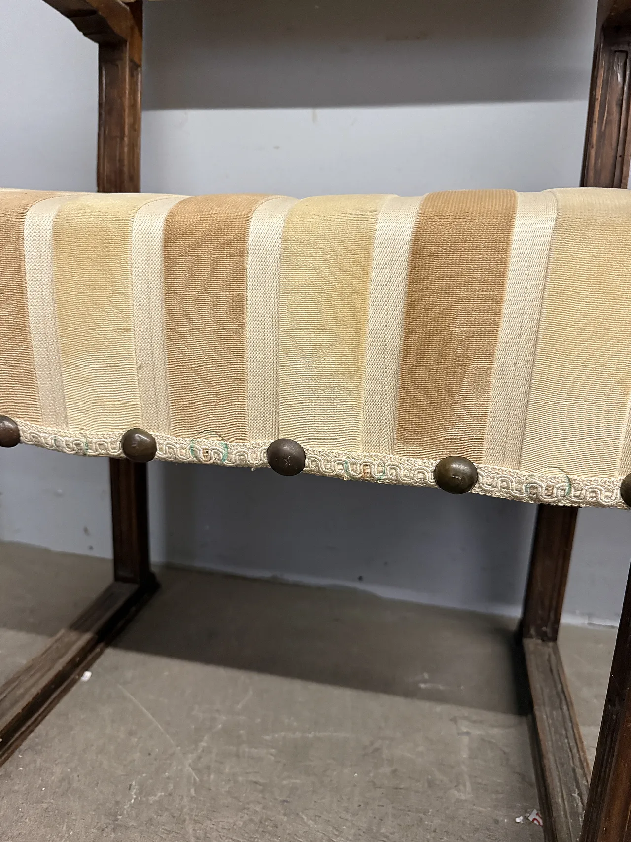 Walnut armchair,  17th century 7