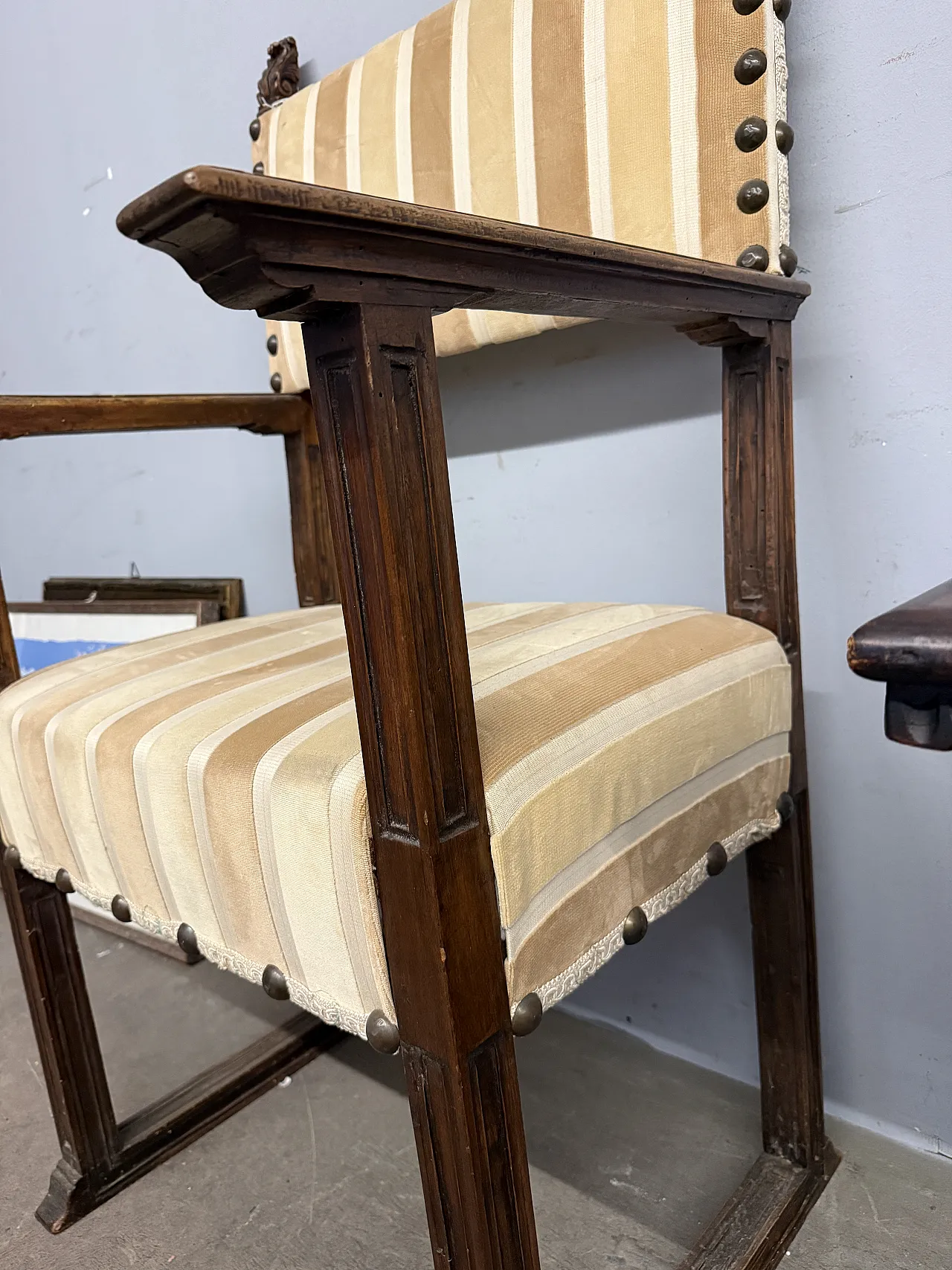 Walnut armchair,  17th century 9