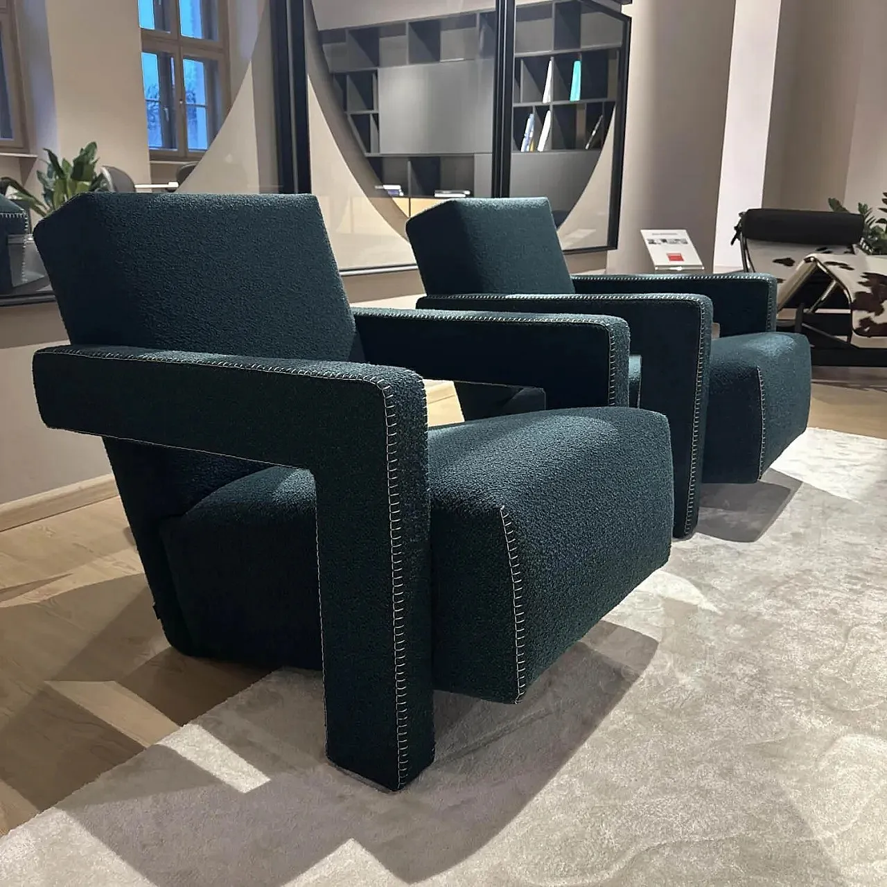 Coppia di poltrone Utrecht 637 in bouclé ottanio blu, 2025 4