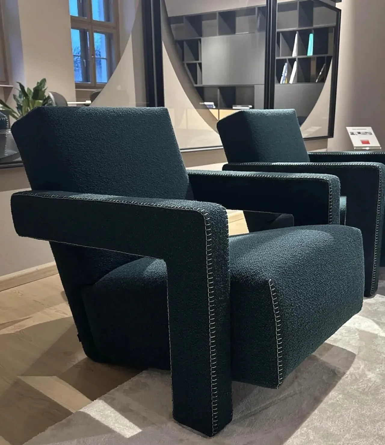 Coppia di poltrone Utrecht 637 in bouclé ottanio blu, 2025 5