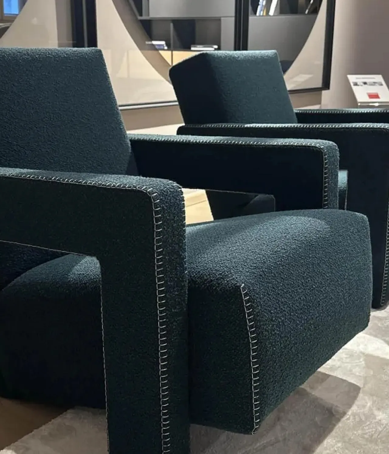 Coppia di poltrone Utrecht 637 in bouclé ottanio blu, 2025 6