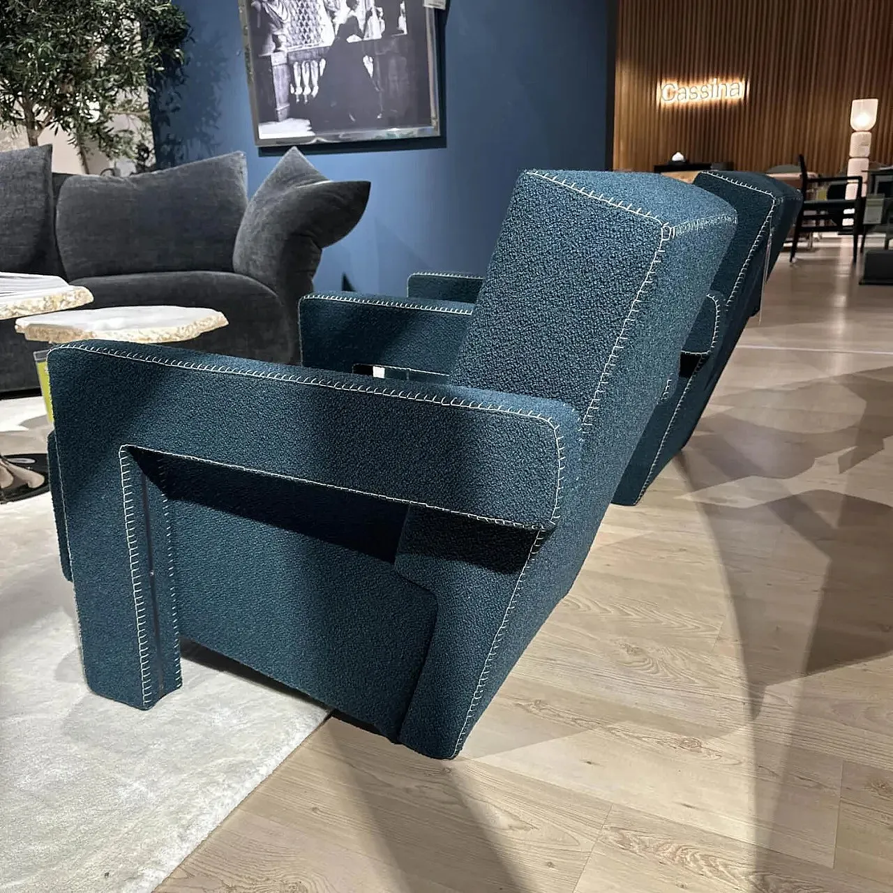 Coppia di poltrone Utrecht 637 in bouclé ottanio blu, 2025 9