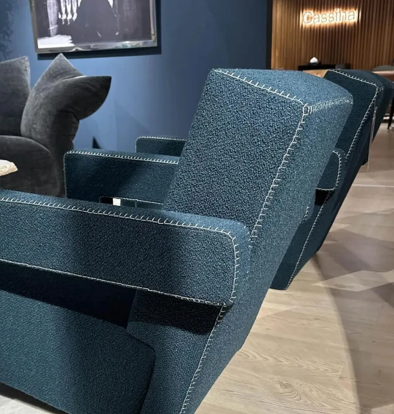 Coppia di poltrone Utrecht 637 in bouclé ottanio blu, 2025 10