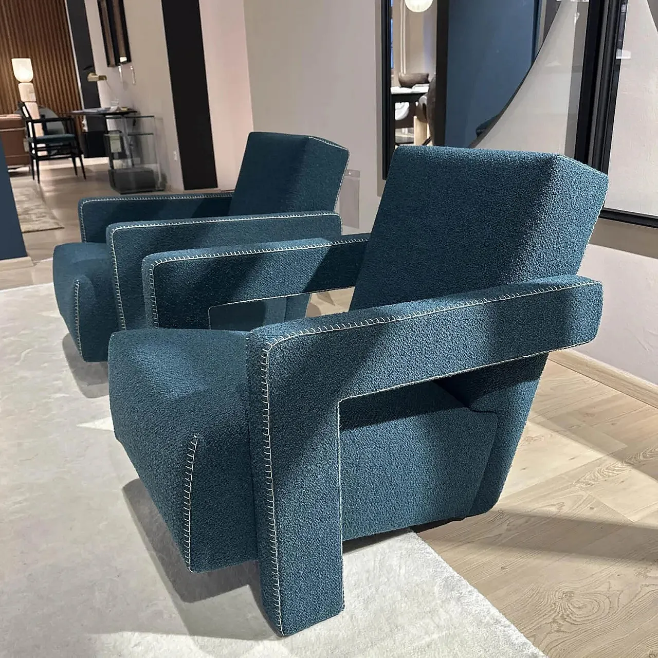 Coppia di poltrone Utrecht 637 in bouclé ottanio blu, 2025 11