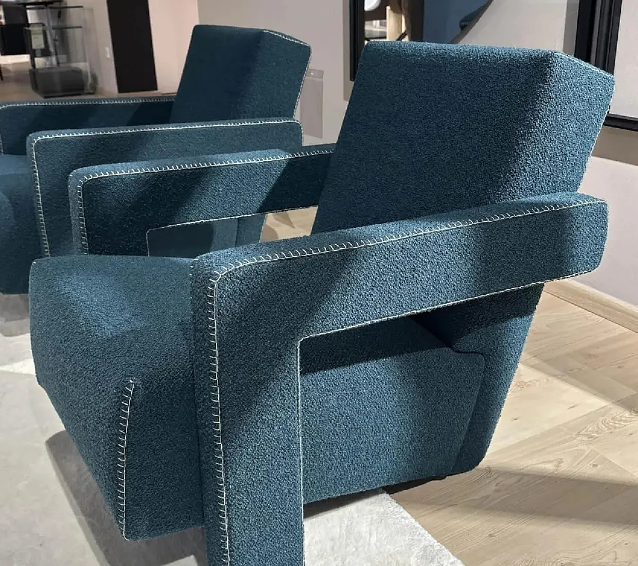 Coppia di poltrone Utrecht 637 in bouclé ottanio blu, 2025 12