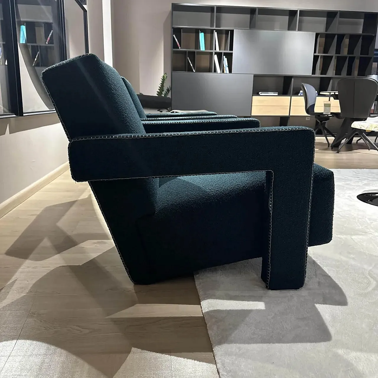 Coppia di poltrone Utrecht 637 in bouclé ottanio blu, 2025 14