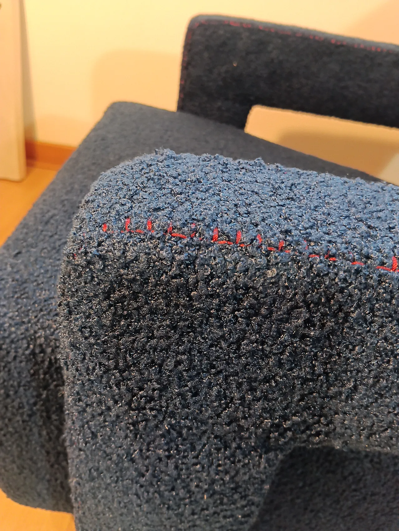 Coppia di Utrecht 637 Cassina in bouclé blu cuciture in rosso, 2000 62