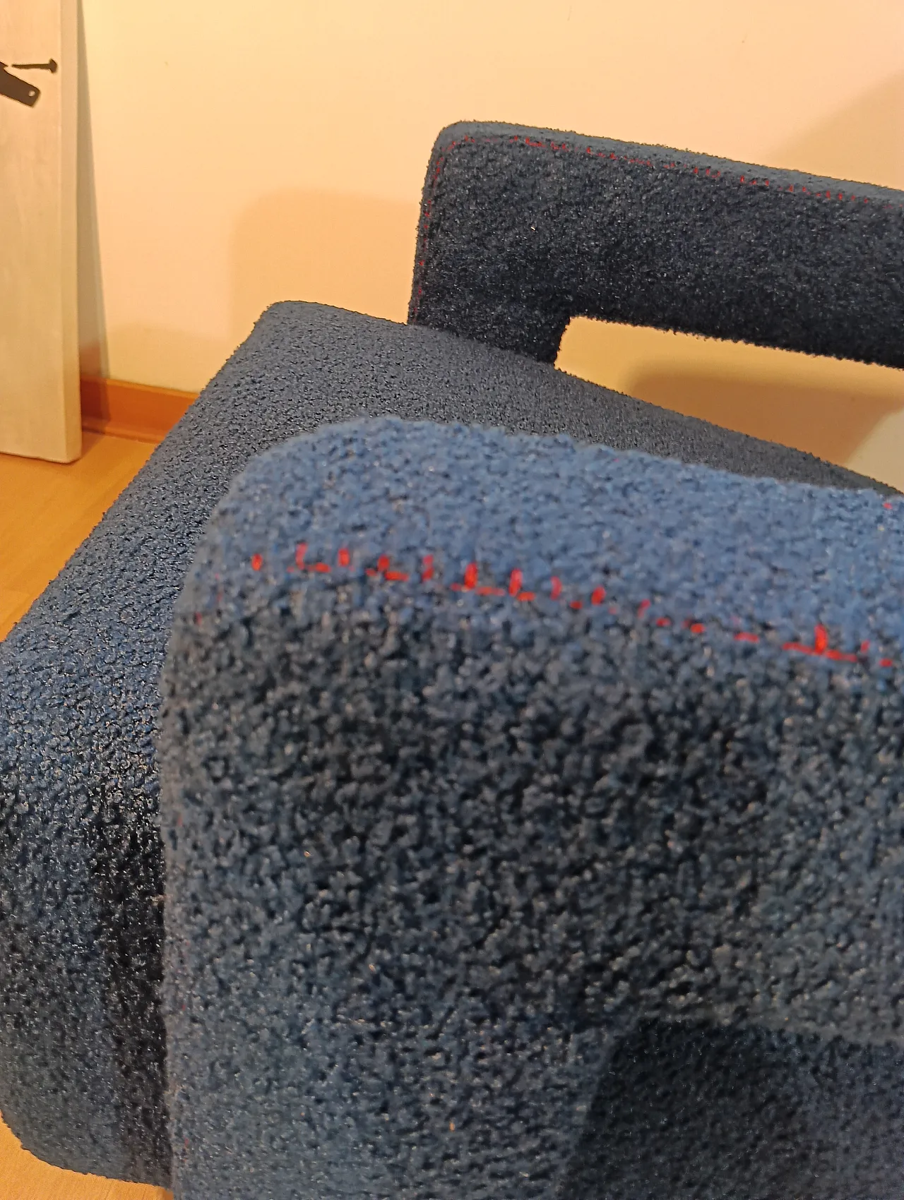 Coppia di Utrecht 637 Cassina in bouclé blu cuciture in rosso, 2000 81