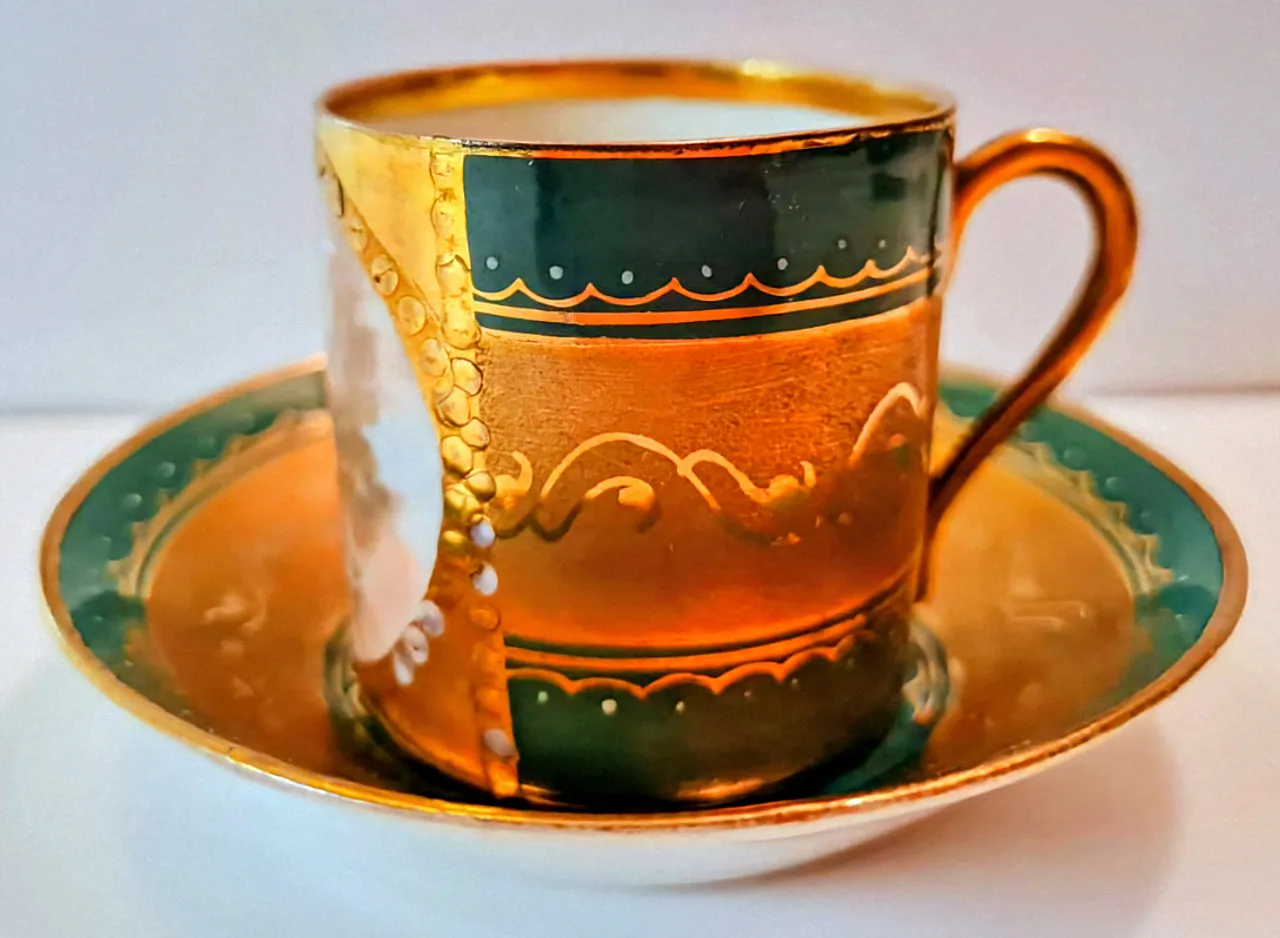 Elegant demitasse cup with saucer *Royal Vienna*, 19th century 3