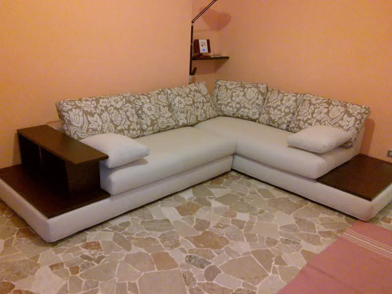 Divano angolare con cuscini a motivo floreale, anni 2000 1