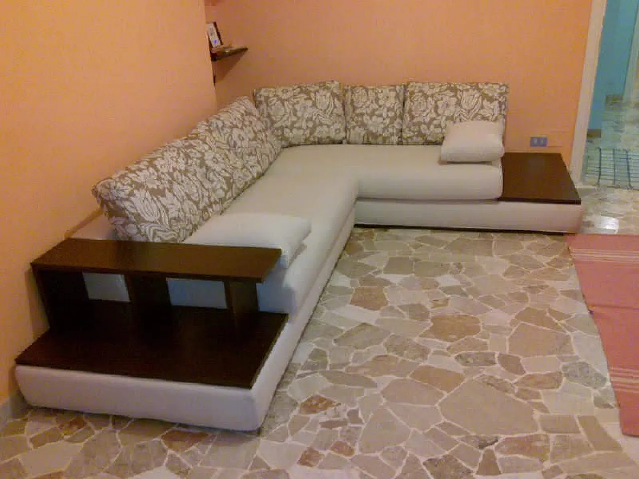 Divano angolare con cuscini a motivo floreale, anni 2000 2