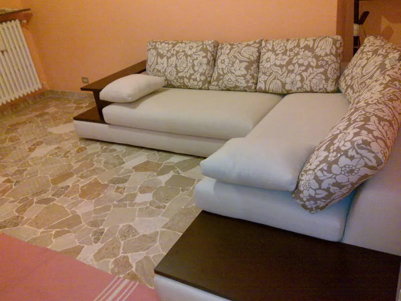 Divano angolare con cuscini a motivo floreale, anni 2000 3