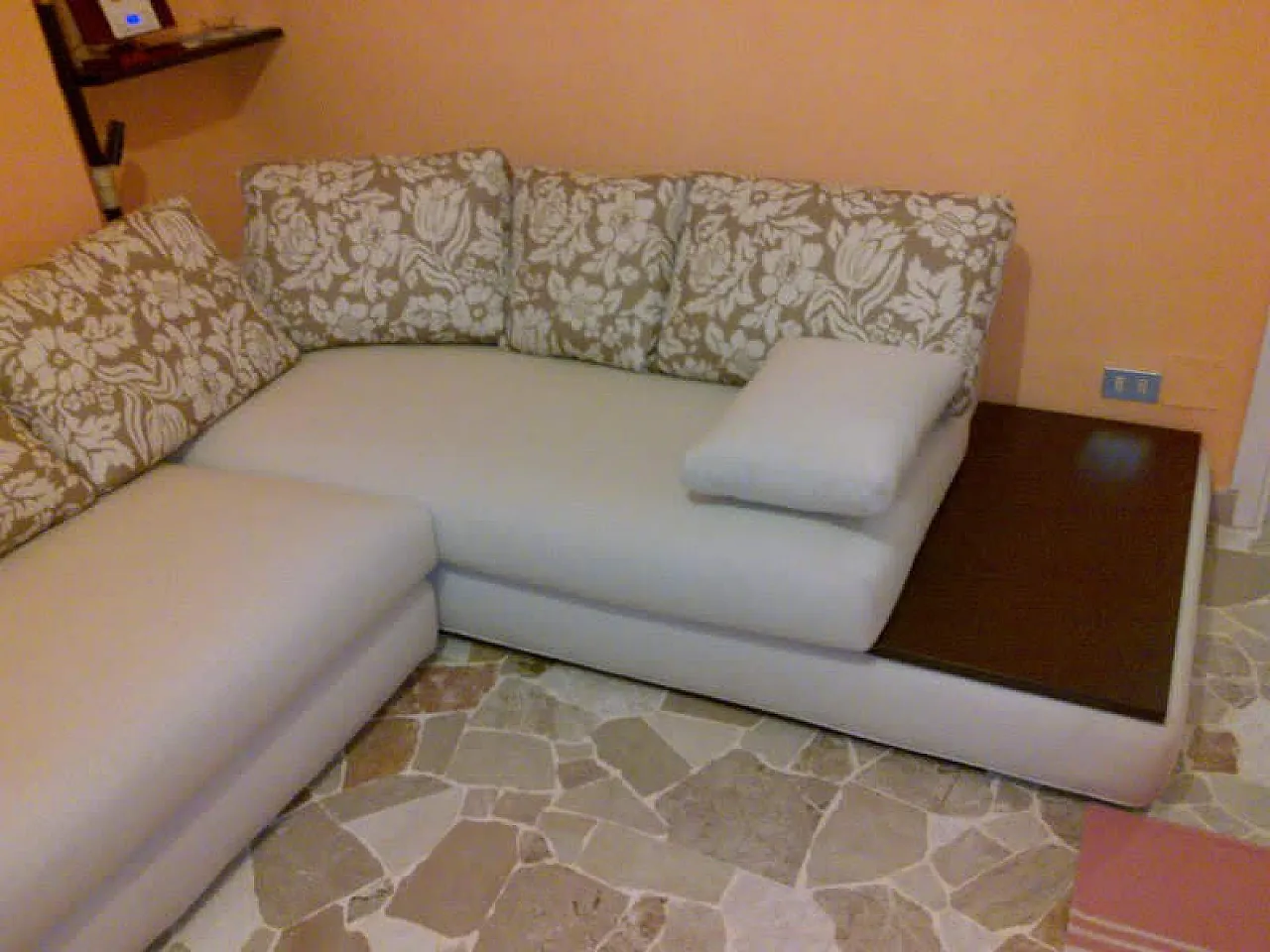 Divano angolare con cuscini a motivo floreale, anni 2000 4