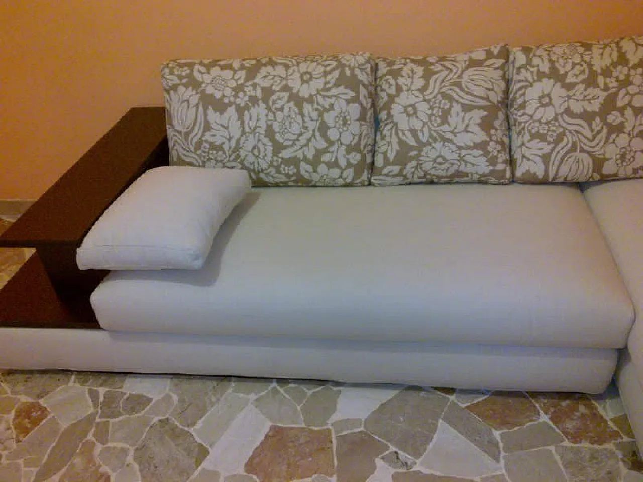 Divano angolare con cuscini a motivo floreale, anni 2000 5