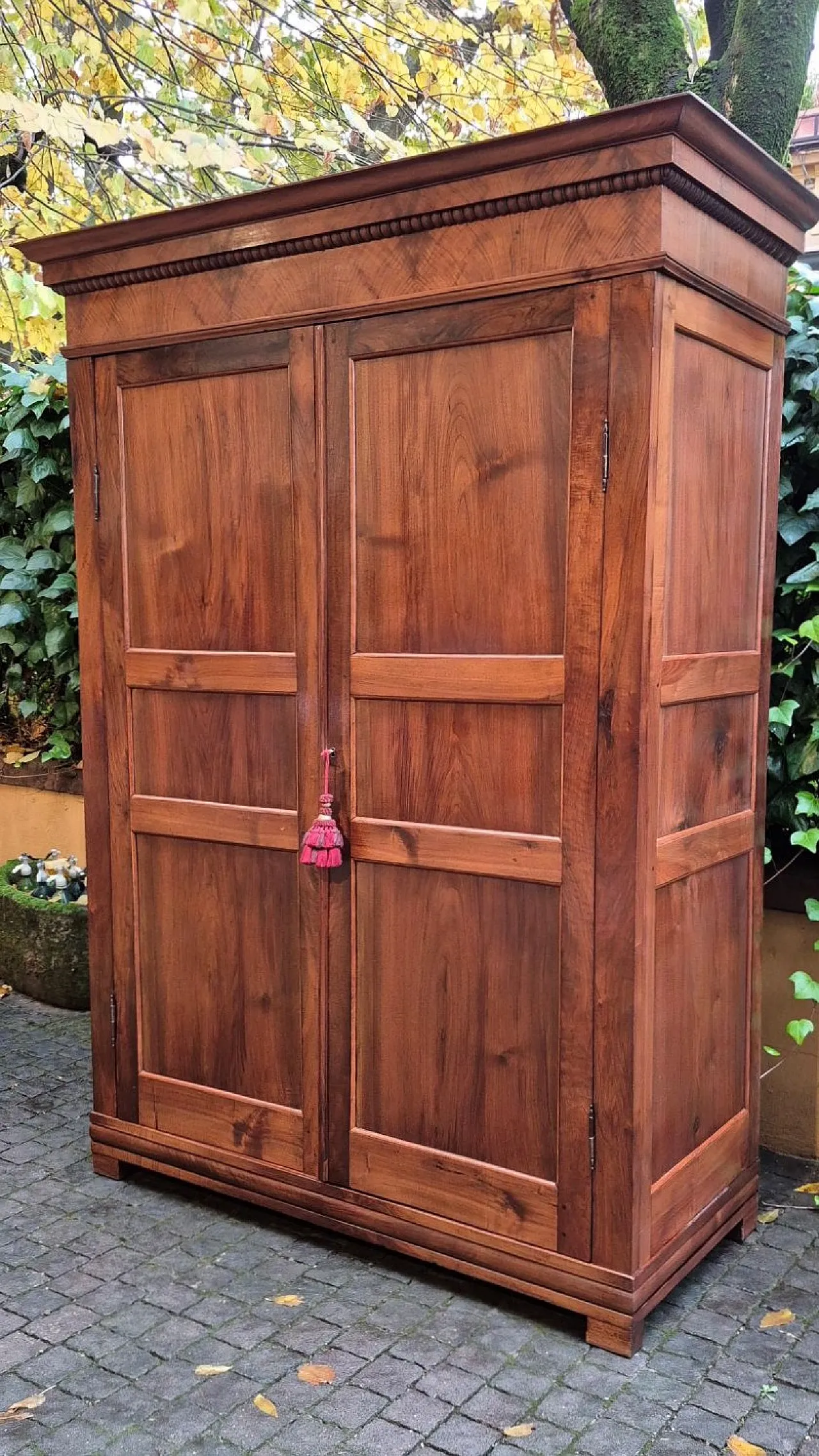 Armadio in legno di noce pannellato, '800 2