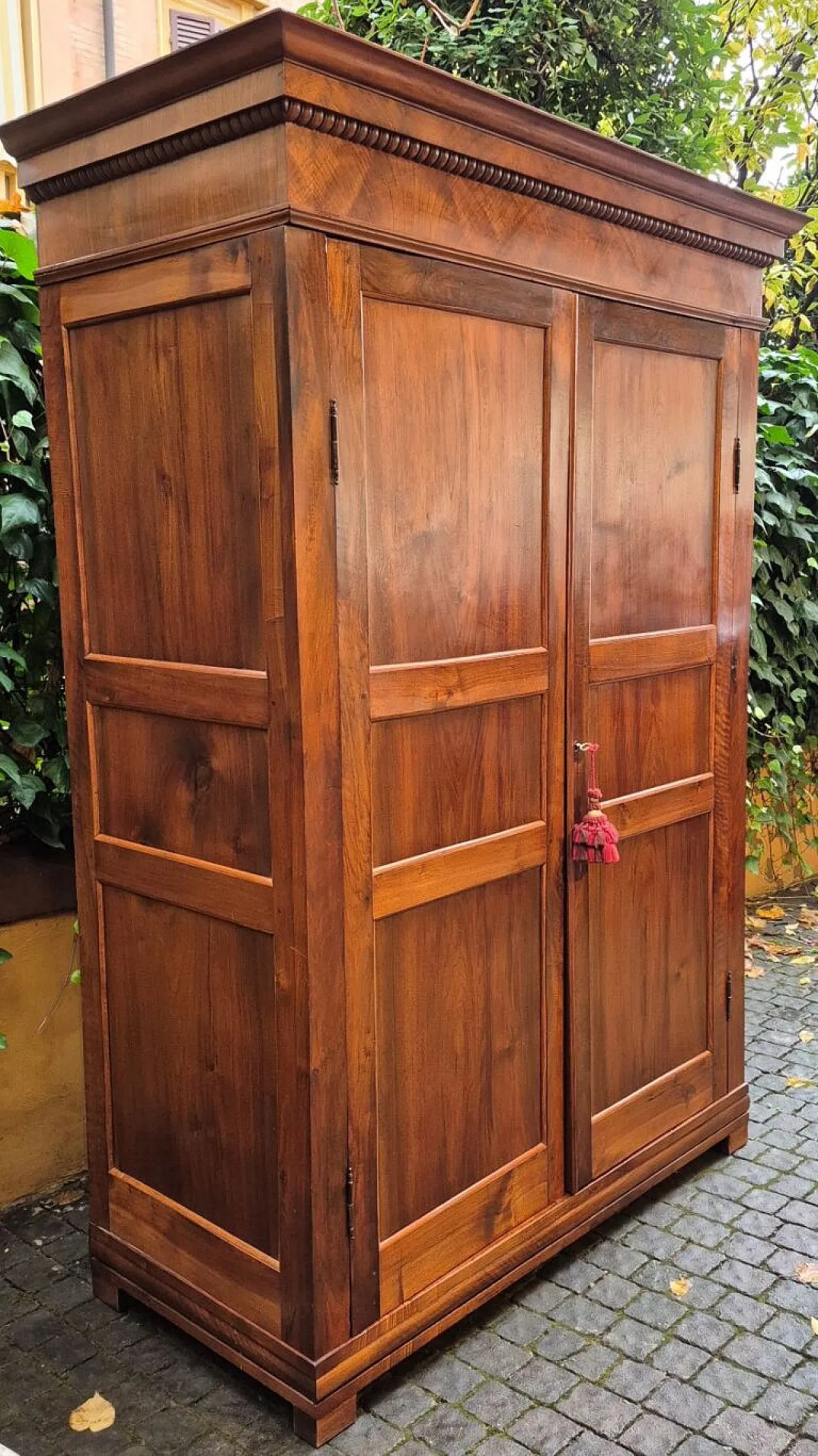 Armadio in legno di noce pannellato, '800 3