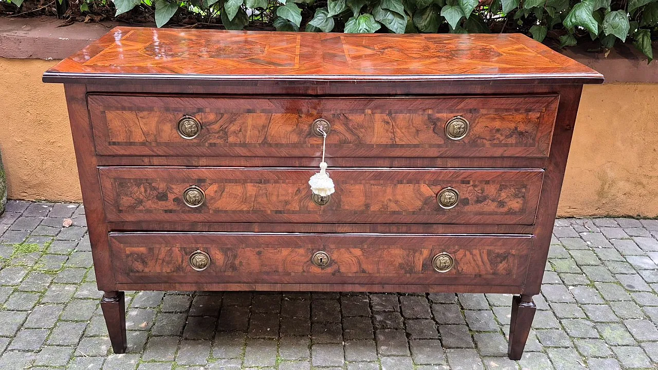 Cassettone lastronato e filettato in noce e radica, '700 1