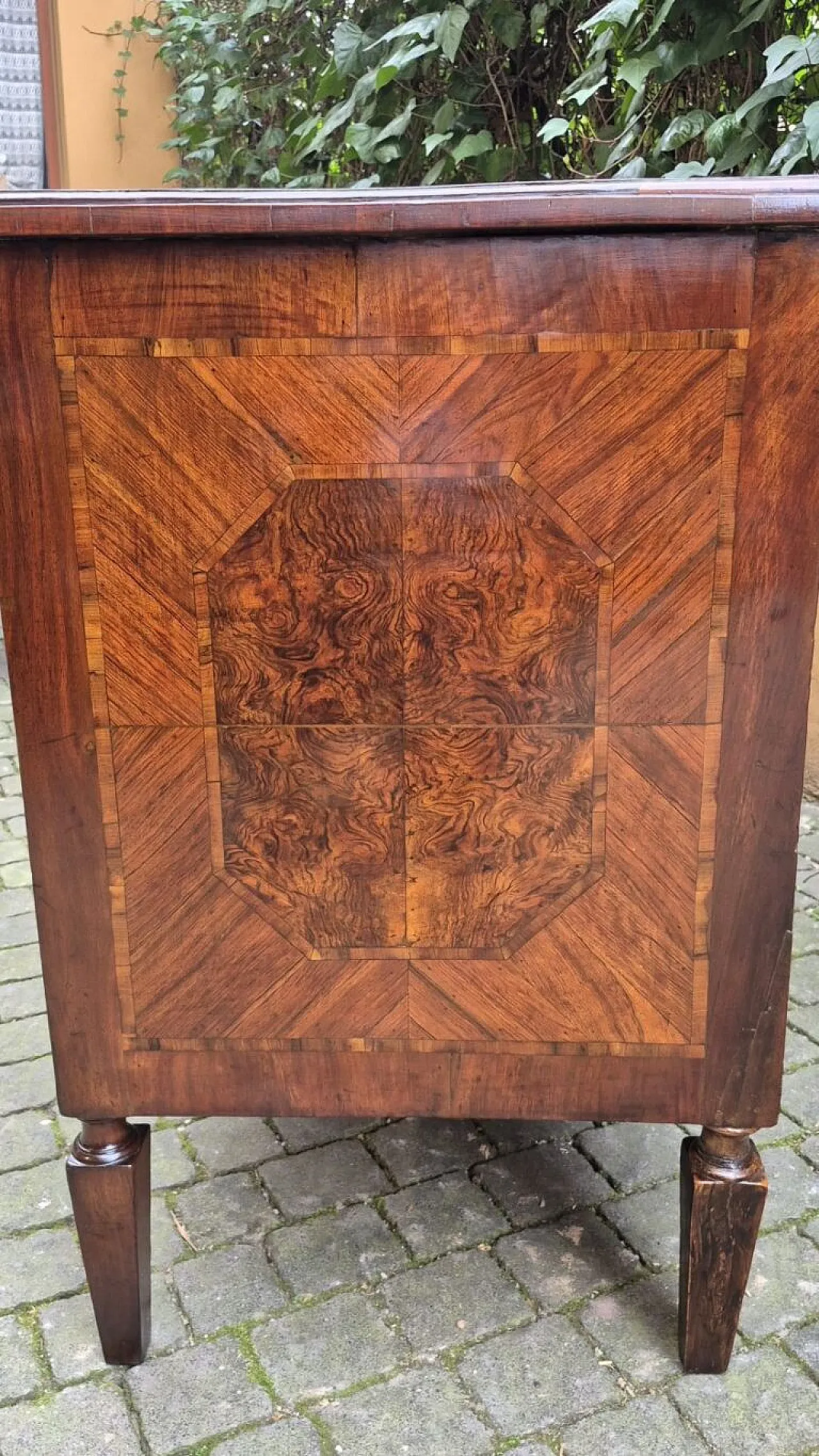 Cassettone lastronato e filettato in noce e radica, '700 5