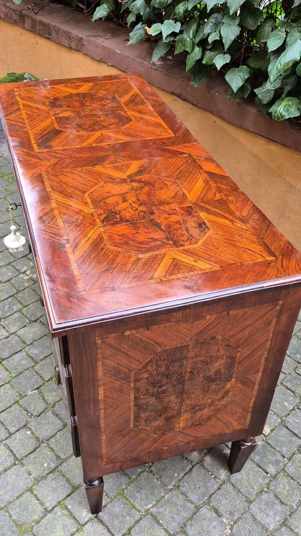 Cassettone lastronato e filettato in noce e radica, '700 6