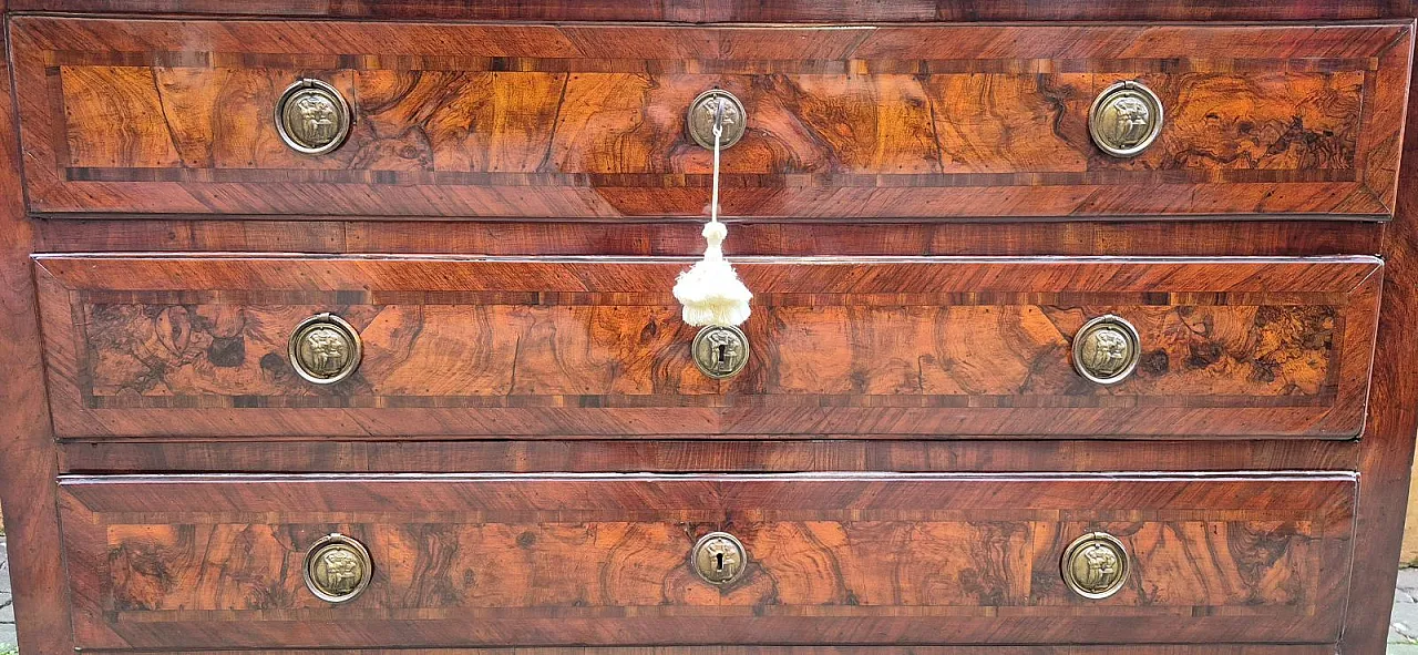 Cassettone lastronato e filettato in noce e radica, '700 7