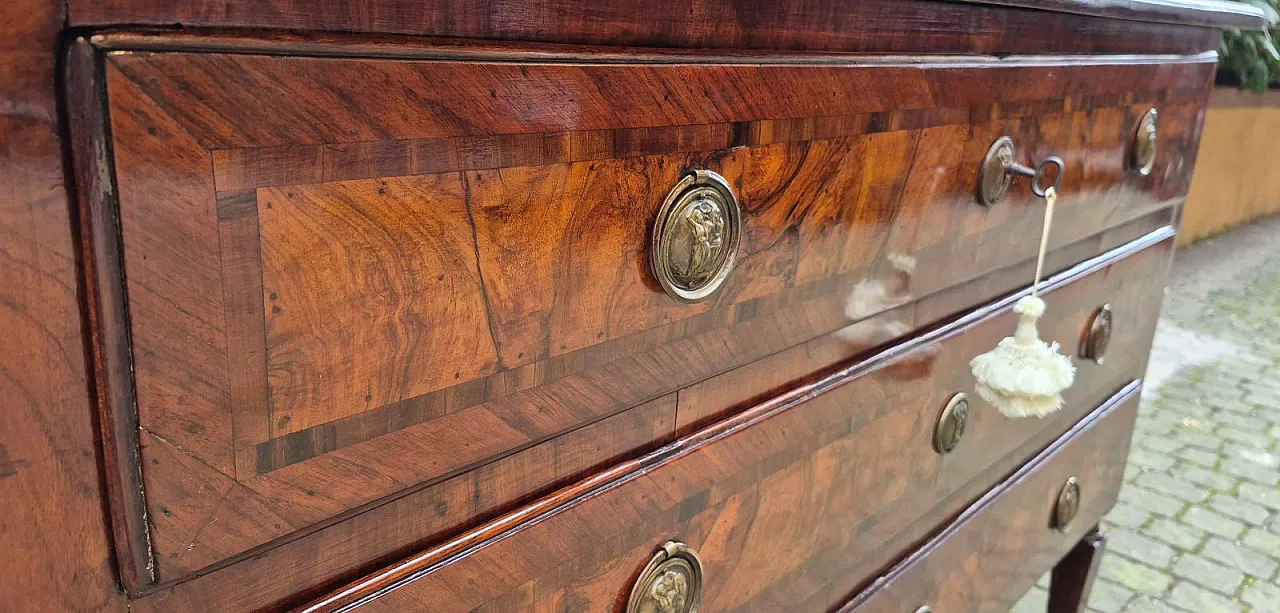 Cassettone lastronato e filettato in noce e radica, '700 8