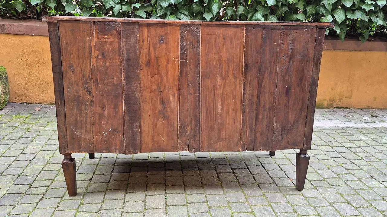 Cassettone lastronato e filettato in noce e radica, '700 10